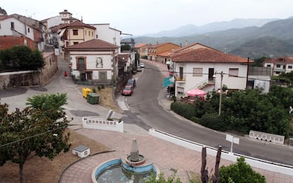 Vista de la entrada a Santa Cruz del Valle, el pueblo mas endeudado de España por habitante.