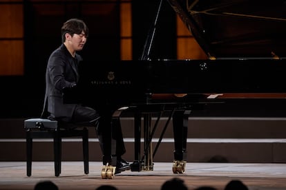 El pianista Seong-Jin Cho durante su recital en el Palacio de Carlos V, el pasado 22 de junio.