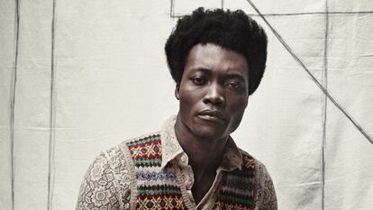 Benjamin Clementine con abrigo de Prada.