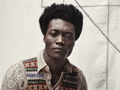 Benjamin Clementine con abrigo de Prada.