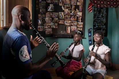 Los alumnos que eligen los instrumentos de viento empiezan con la flauta de pico y luego van subiendo el nivel hasta abarcar otros instrumentos, como el clarinete. “El sonido del clarinete aporta unos colores musicales muy poco frecuentes en la música del país. Ahora estamos integrándolo en las composiciones de la escuela", señala Behrens.
La lectura de partituras es parte de las clases de música, pero se enseña solo cuando los alumnos ya han aprendido a tocar un instrumento. “Primero nos concentramos en tener una buena posición y relación con el instrumento, en cómo poner los dedos, en tocar lo más libremente posible. Y en cuanto han ganado nivel les enseñamos a leer las partituras”, explica la violista.