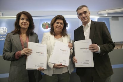 Aintzane Ezenarro, Maite Alonso y Jonan Fernández, en la presentación del programa educativo 'Herenegun'.