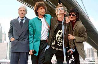 Bill Wyman, Mick Jagger, Keith Richards y Ron Wood, los Rolling Stones, en el Puente de Brooklyn en 1997.