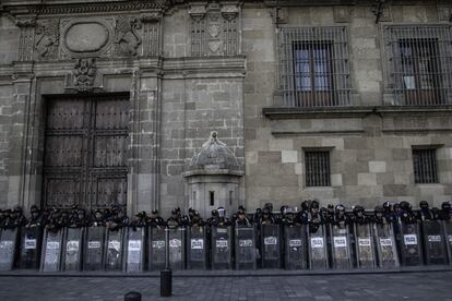 Cerco policial a las afuera de Palacio Nacional, este martes.