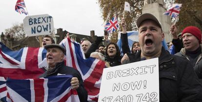 Brit&aacute;nicos pidiendo que se acelere el proceso del &lsquo;brexit&rsquo;.