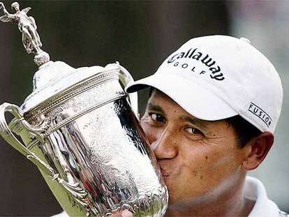 Michael Campbell besa el trofeo del US Open de Golf.