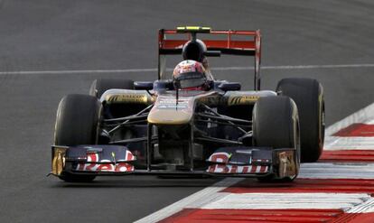 Jaime Alguersuari conduce en la sesión de cualificación del Gran Premio de F1 de India.
