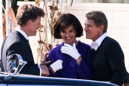 Katie Holmes (Jackie), rodeada de Greg Kinnear (JFK) y Barry Pepper (Bob Kennedy).