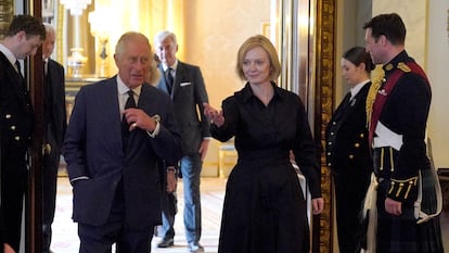 El rey Carlos III recibe en el palacio de Buckingham a la primera ministra del Reino Unido, Liz Truss.