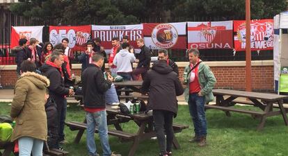 Aficionados del Sevilla almuerzan en un parque en Leicester.