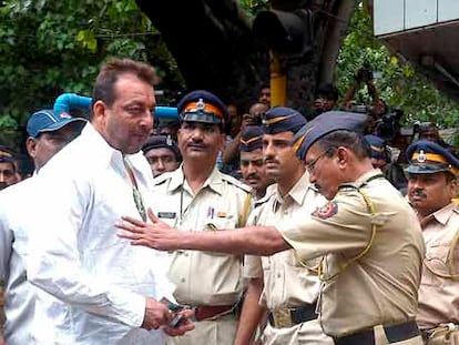 El actor Sanjay Dutt, al llegar ayer al juzgado.