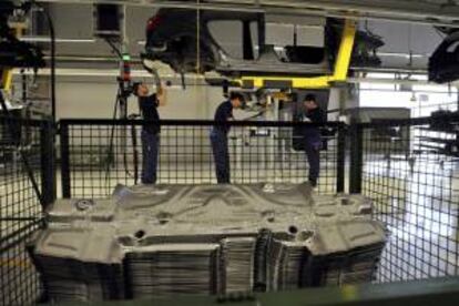 Tres personas trabajan en la nueva fábrica de Mercedes en Kecskemet (Hungría) hoy. EFE/Archivo