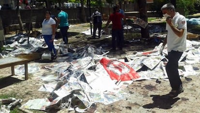 Varios cuerpos cubiertos tras producirse la explosión de un artefacto en Suruç (Turquía) el 20 de julio de 2015.