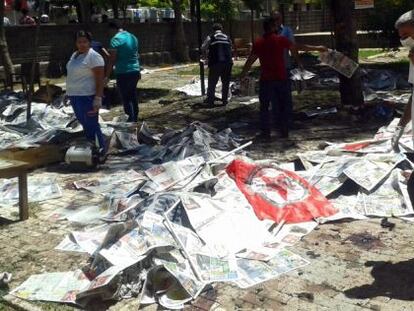 Varios cuerpos cubiertos tras producirse la explosión de un artefacto en Suruç (Turquía) el 20 de julio de 2015.