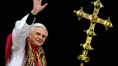 Benedicto XVI saluda a los fieles en la plaza de San Pedro, en el Vaticano, tras ser elegido papa, el 19 de abril de 2005.