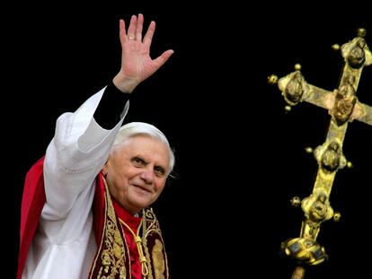 Benedicto XVI saluda a los fieles en la plaza de San Pedro, en el Vaticano, tras ser elegido papa, el 19 de abril de 2005.