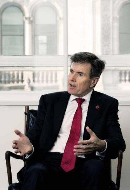 El exjefe del MI6, Jon Sawers, en su despacho de Londres durante la entrevista con EL PAÍS.