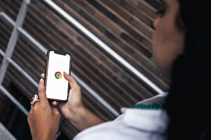 Una mujer usa Chrome en su dispositivo móvil.