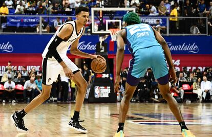 Victor Wembanyama, de los San Antonio Spurs, intenta superar a Kai Jones, de los Charlotte Hornets, en el partido de este viernes.