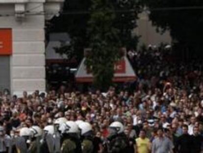La policía se enfrenta a los manifestantes en Atenas