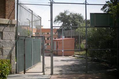 Una de las puertas de acceso a un centro de menores de Madrid.