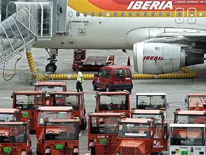 Un avión de Iberia parado en el aeropuerto de Barajas (Madrid).