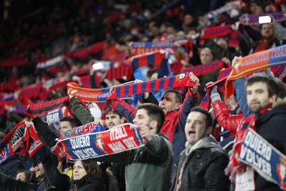 La afición de El Sadar, una de las más alegres y ruidosas de España, canta antes del partido contra el Real Madrid.