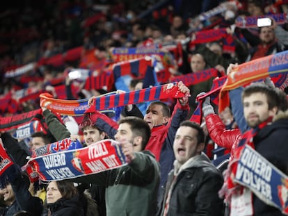 La afición de El Sadar, una de las más alegres y ruidosas de España, canta antes del partido contra el Real Madrid.