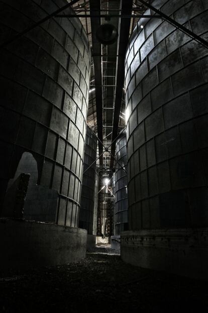 Los silos eran utilizados para almacenar cereal, sobre todo trigo. El interior se encuentra en buen estado, aunque habitado por muchas palomas que anidan y defecan en el interior de los tanques.