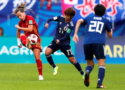Claudia Pinar (i) lucha por el balón con la japonesa Nanami Kitamura (c) durante la final de la Copa Mundial de la FIFA 2018 de fútbol femenino sub20.