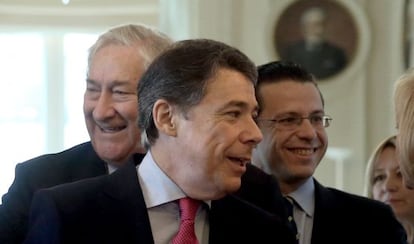 Ignacio Gonz&aacute;lez, ayer, entre el nuevo consejero de Sanidad madrile&ntilde;o, Francisco Javier Rodr&iacute;guez, y el saliente, Javier Fern&aacute;ndez-Lasquetty.