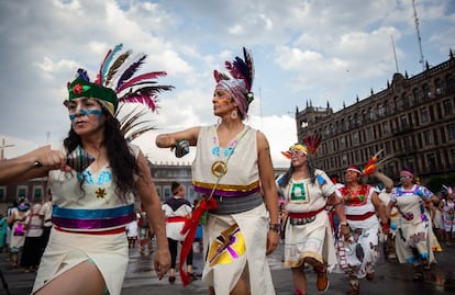Danzantes realizan un círculo de danza rumbo a los 700 Años de la fundación de Tenochtitlan.