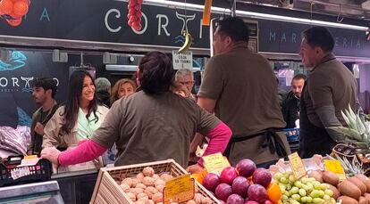 La vicealcaldesa de Madrid, Begoña Villacís, visita el mercado de La Guindalera, el 18 de marzo.