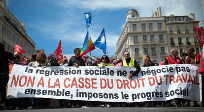 Un grupo de manifestantes protesta este jueves en Marsella contra la reforma laboral del Gobierno francés.