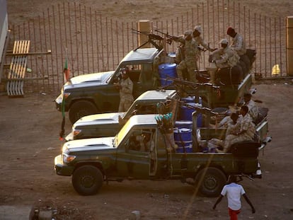 Miembros de los servicios de inteligencia de Sudán disparan al aire en la sede del Servicio General de Inteligencia en Jartum.