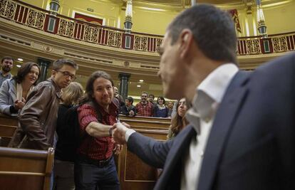 Pablo Iglesias y Pedro Sánchez se saludan en el Congreso el pasado 28 de abril.