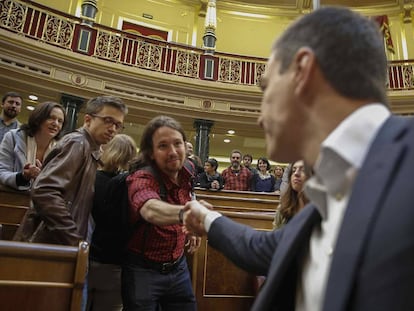 Pablo Iglesias y Pedro Sánchez se saludan en el Congreso el pasado 28 de abril.