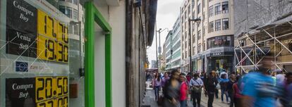Una casa de cambios en la calle Madero, en el centro histórico de la ciudad de México.
