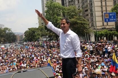 "¡Hay que seguir en las calles!", ha exclamado Juan Guaidó durante una manifestación en la avenida Francisco de Miranda, en Caracas.
