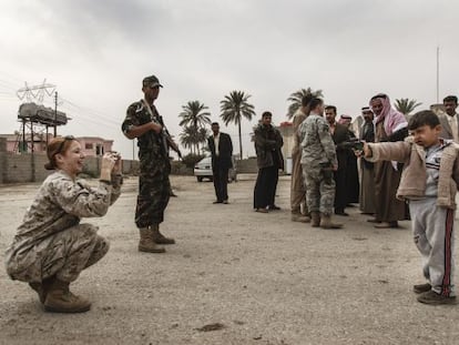 La soldado  Megan McLung fotograf&iacute;a al hijo de uno de los l&iacute;deres sun&iacute;es portando una pistola. La imagen fue tomada el 6 de diciembre de 2006 en Ramadi (Irak).