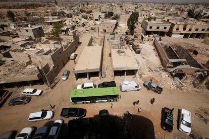 Una vista general muestra autobuses en Daraya, antes de que los residentes comiencen a ser evacuados.
