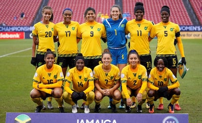 La selección jamaicana de fútbol femenino, antes de iniciar un partido. 
 
