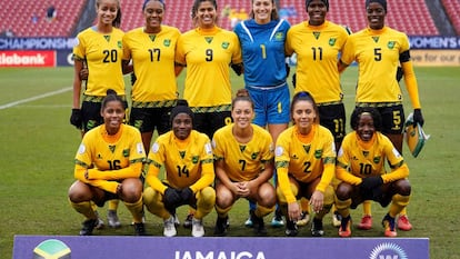 La selección jamaicana de fútbol femenino, antes de iniciar un partido. 
 