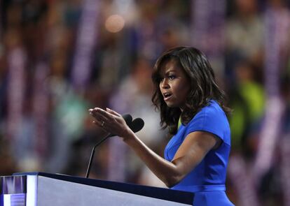 Al subrayar su apoyo a la candidata demócrata a la Casa Blanca, Hillary Clinton, Michelle Obama destacó, con la voz quebrada por la emoción, que gracias a ella sus dos hijas "dan por hecho" que una mujer puede ser la próxima presidenta de EEUU.