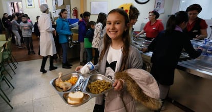 Alumnos del colegio Lourdes de Madrid recogen la comida ecol&oacute;gica.