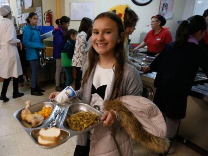 Alumnos del colegio Lourdes de Madrid recogen la comida ecol&oacute;gica.