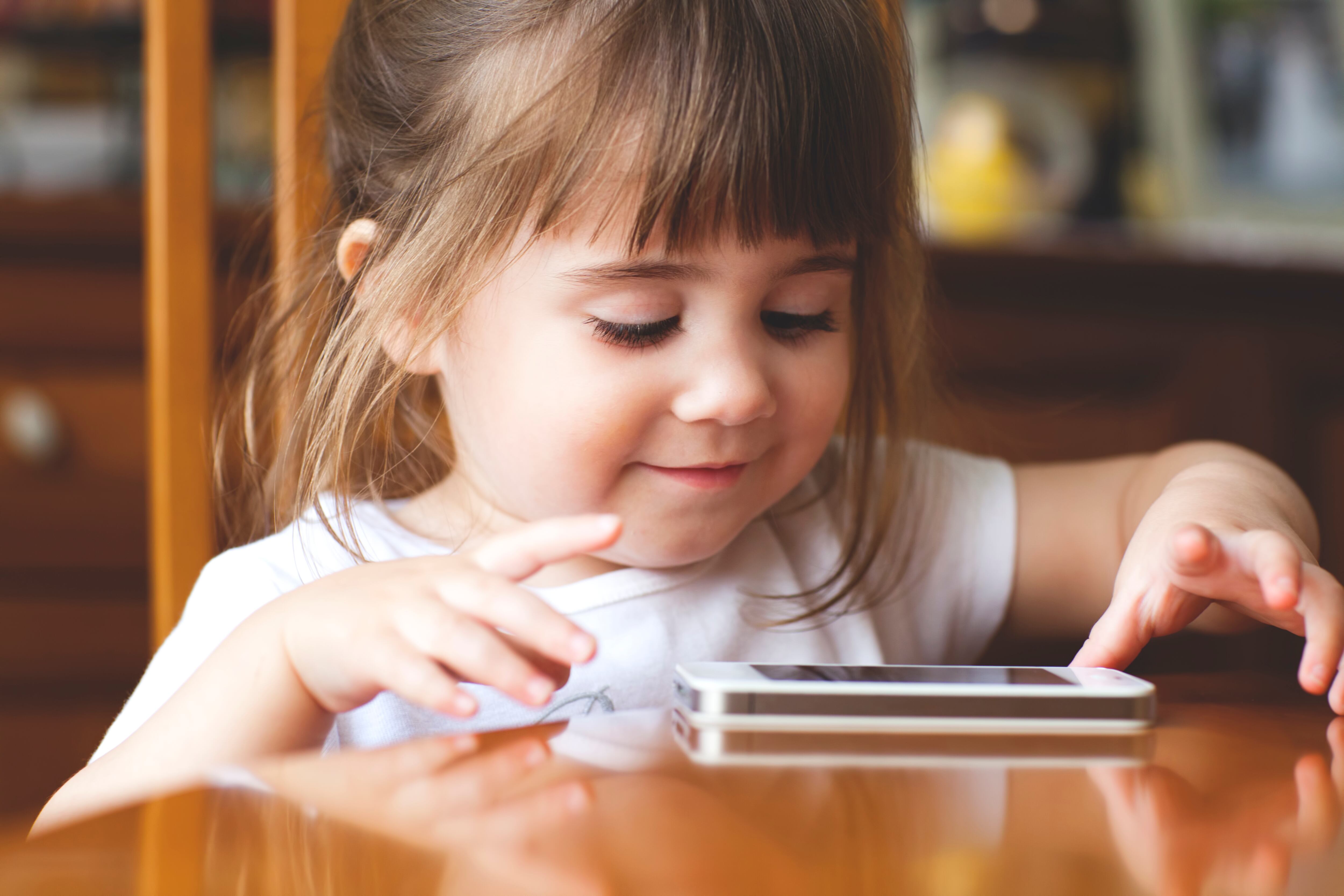 Alejad vuestros sucios móviles de vuestros hijos