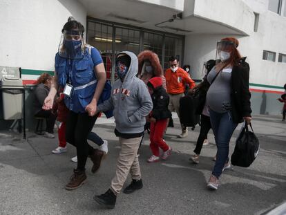 Una familia de migrantes cruza la frontera mexicana en Ciudad Juárez hacia El Paso (Texas), en Estados Unidos, el pasado 26 de febrero.