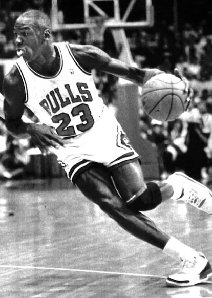 Jordan, con su característico gesto con la lengua fuera, durante un partido frente a Cleveland en la temporada 1987-88.