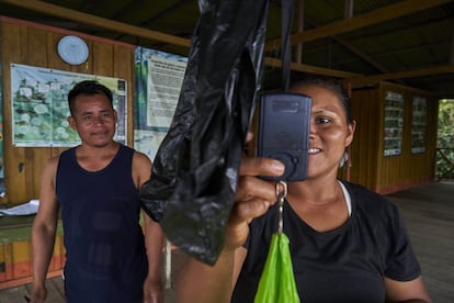 Lilia pesa parte dos peixes de um barco durante uma inspeção de controle, na jangada de controle, localizada na entrada do Lago Tarapoto. Ela dirige as operações da jangada com coragem e autoridade indiscutível, de onde é contada a população de diferentes espécies de peixes e mamíferos aquáticos como lontras, peixes-boi e golfinhos.